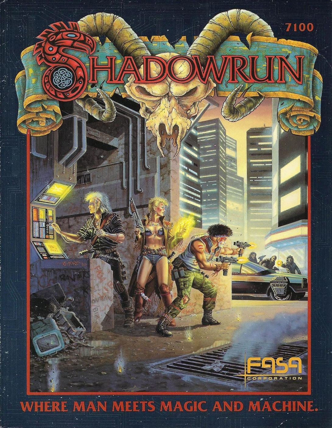 Couverture de Shadowrun. Outre le titre en haut posé sur un crâne à cornes, on aperçoit les personnages, au détour d'une ruelle d'une ville aux nombreux immeubles, en train de manipuler une borne qui ressemble à un distributeur. La meuf est bien entendu la seule en bikini. L'un des PJ tire en direction d'une voiture qui approche.
