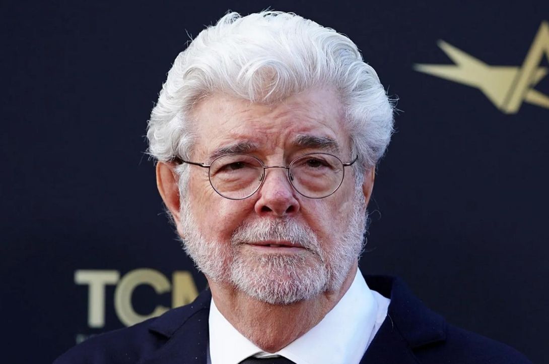 Une photo de George Lucas, posant avec un sourire satisfait (osera-t-on dire "prétentieux" ?) dans un quelconque défilé ou remise de prix.